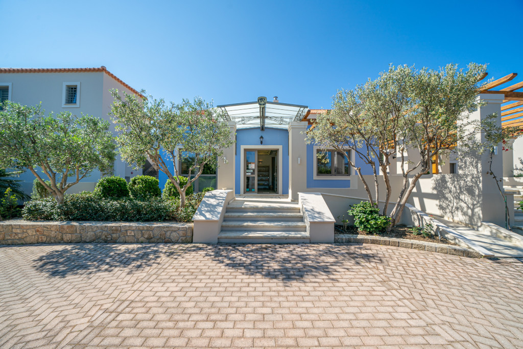 Costa Rossa 4 *