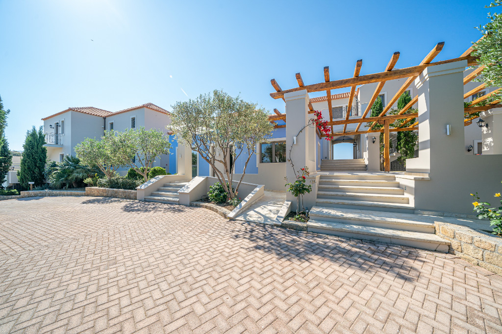 Costa Rossa 4 *