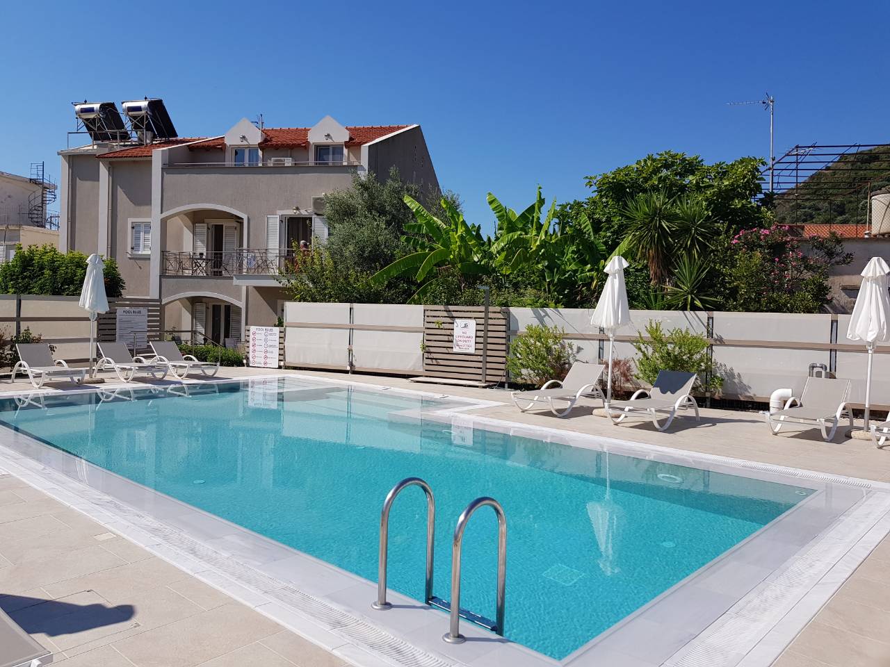 Notos Studios & Apartments 4 *