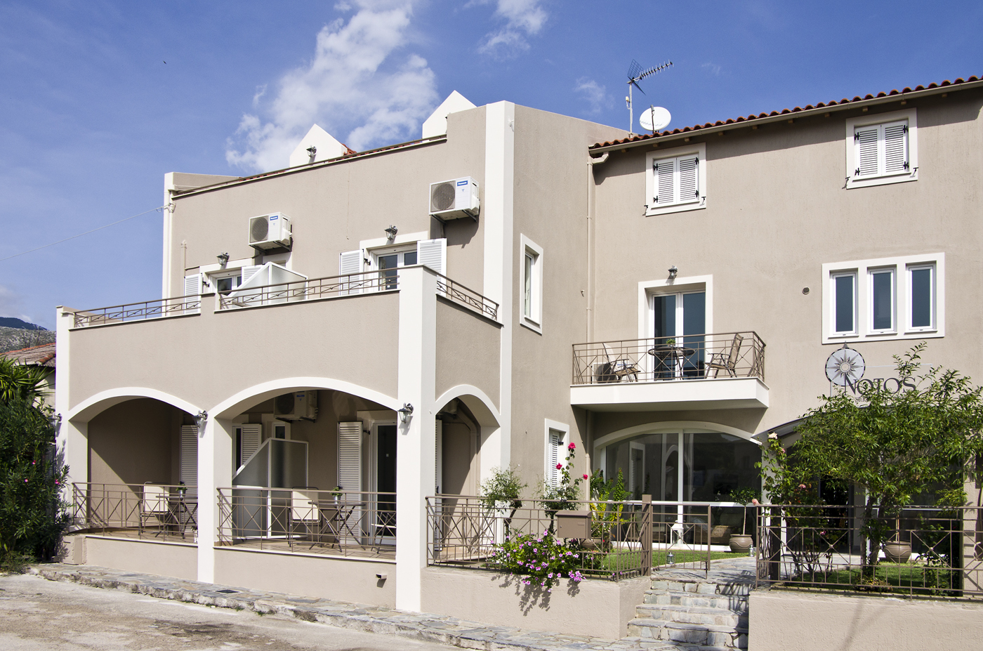 Notos Studios & Apartments 4 *