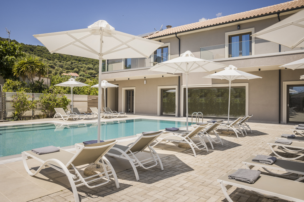 Notos Studios & Apartments 4 *