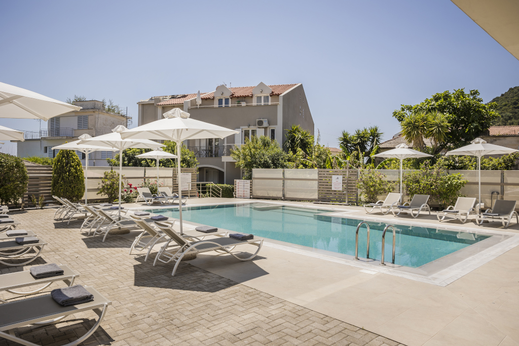 Notos Studios & Apartments 4 *
