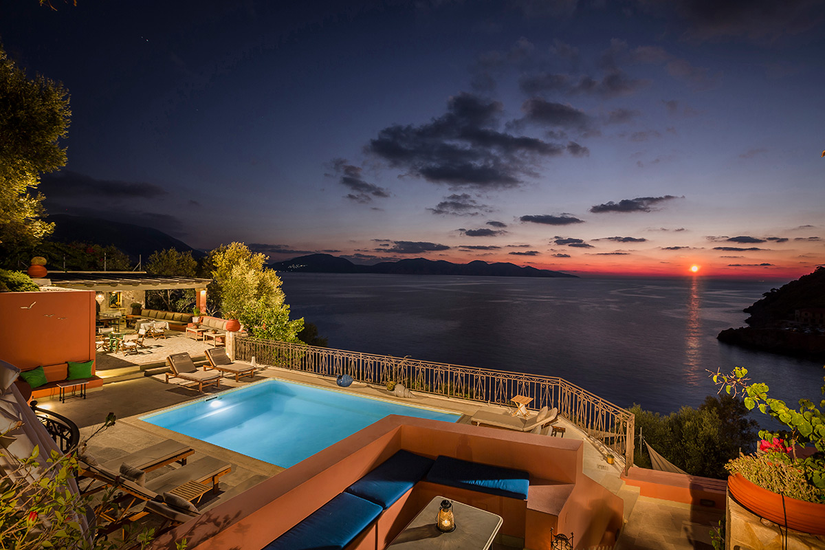 ROI Suites 4 *