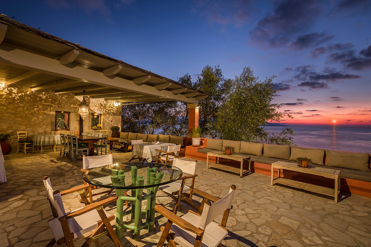 ROI Suites 4 *