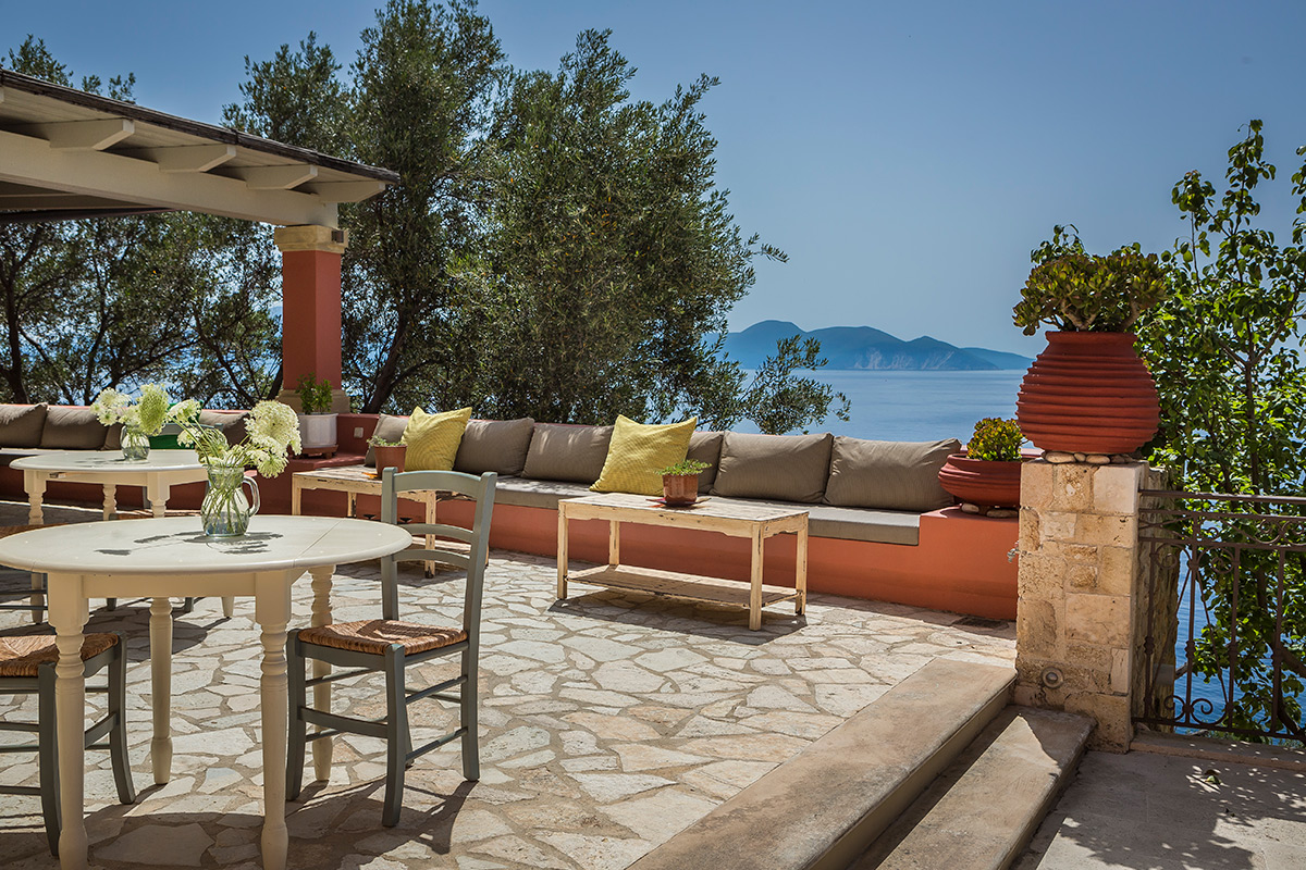ROI Suites 4 *